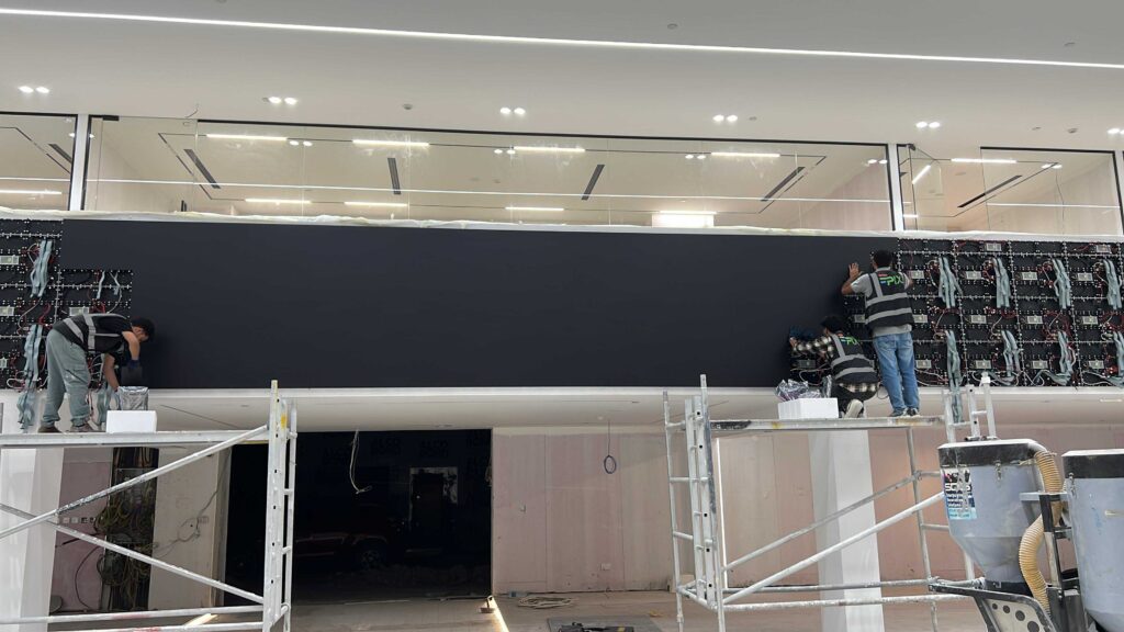 installation of ultra long led screen in dubai by epix